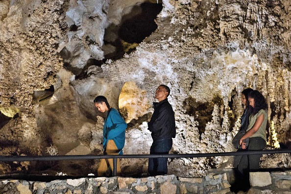 From left Sasha Obama, US President Barack Obama, US first lady Michelle Obama and Malia Obama tour Carlsbad Caverns National Park on June 17, 2016 in Carlsbad, New Mexico. / AFP / Brendan Smialowski (Photo credit should read BRENDAN SMIALOWSKI/AFP/Getty Images)