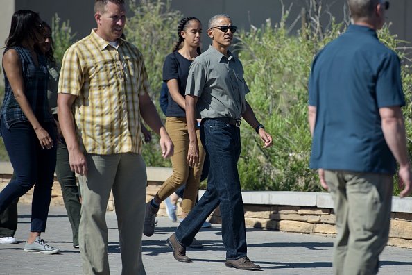 US President Barack Obama and the first family walk to a motorcade after touring Carlsbad Caverns National Park on June 17, 2016 in Carlsbad, New Mexico. / AFP / Brendan Smialowski (Photo credit should read BRENDAN SMIALOWSKI/AFP/Getty Images)