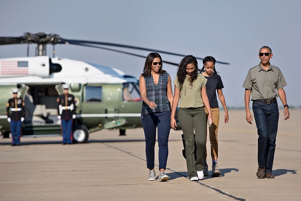 US first lady Michelle Obama with daughters Sasha and Malia and President Barack Obama walk to board Air Force One at Roswell International Air Center on June 17, 2016 in Roswell, New Mexico. / AFP / Brendan Smialowski (Photo credit should read BRENDAN SMIALOWSKI/AFP/Getty Images)