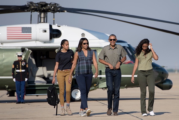 US President Barack Obama with first lady Michelle Obama and their daughters Sasha (R) and Malia (L) walk to board Air Force One at Roswell International Air Center on June 17, 2016 in Roswell, New Mexico. / AFP / Brendan Smialowski (Photo credit should read BRENDAN SMIALOWSKI/AFP/Getty Images)