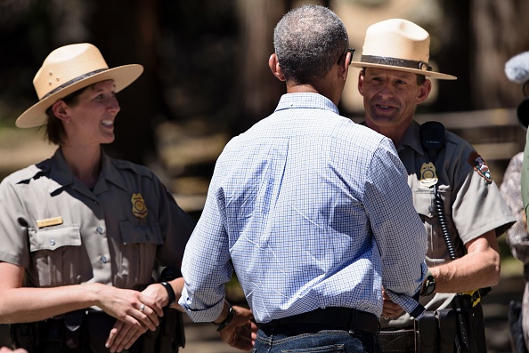 US President Barack Obama speaks with park staff before boarding Marine One in Ahwahnee Meadow after visiting Yosemite National Park June 19, 2016 in Yosemite Vally, California. / AFP / Brendan Smialowski (Photo credit should read BRENDAN SMIALOWSKI/AFP/Getty Images)
