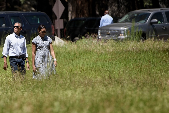 US President Barack Obama and US first lady Michelle Obama walk to Marine One in Ahwahnee Meadow after visiting Yosemite National Park June 19, 2016 in Yosemite Vally, California. / AFP / Brendan Smialowski (Photo credit should read BRENDAN SMIALOWSKI/AFP/Getty Images)