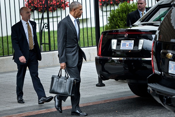 US President Barack Obama walks to a motorcade to travel to Walter Reed National Military Medical Center June 21, 2016 in Washington, DC. / AFP / Brendan Smialowski (Photo credit should read BRENDAN SMIALOWSKI/AFP/Getty Images)