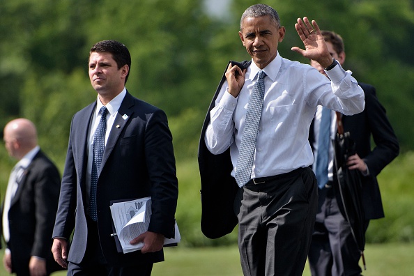 US President Barack Obama walks to Marine One after visiting Walter Reed National Military Medical Center June 21, 2016 in Bethesda, Maryland. / AFP / Brendan Smialowski (Photo credit should read BRENDAN SMIALOWSKI/AFP/Getty Images)