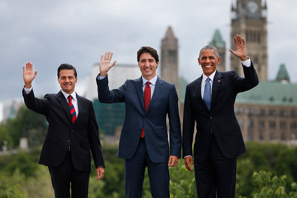 (L-R)Mexican President Enrique Pena Nieto, Canadian Prime Minister Justin Trudeau and US President Barack Obama pose for a group photo with Canada's Parliament Hill in the background during the North American Leaders Summit on June 29, 2016 in Ottawa, Ontario. / AFP / Chris Roussakis (Photo credit should read CHRIS ROUSSAKIS/AFP/Getty Images)