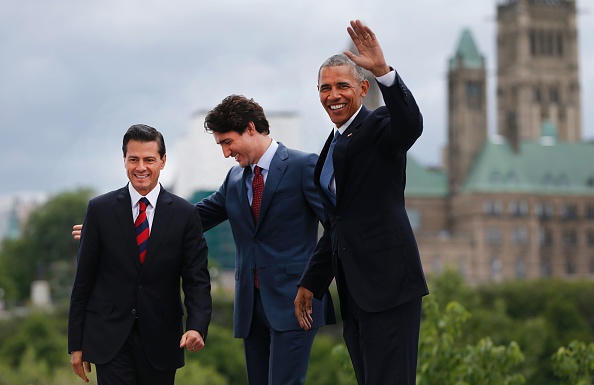 (L-R)Mexican President Enrique Pena Nieto, Canadian Prime Minister Justin Trudeau and US President Barack Obama pose for a group photo with Canada's Parliament Hill in the background during the North American Leaders Summit on June 29, 2016 in Ottawa, Ontario. / AFP / Chris Roussakis (Photo credit should read CHRIS ROUSSAKIS/AFP/Getty Images)