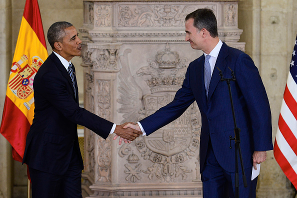 MADRID, SPAIN - JULY 10: King Felipe VI of Spain (R) receives US President Barack Obama (L) at The Royal Palace on July 10, 2016 in Madrid, Spain. President Obama arrived yesterday from the NATO summit in Warsaw and has reportedly had to shorten his first official visit to Spain after the Dallas shootings which killed five policemen on Thursday. (Photo by Borja B. Hojas - Pool/Getty Images)