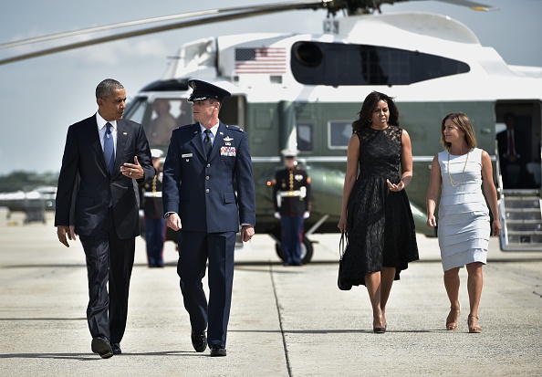 US President Barack Obama and First Lady Michelle Obama make their way to board Air Force One before departing for Dallas, Texas from Andrews Air Force Base in Maryland on July 12, 2016. / AFP / MANDEL NGAN (Photo credit should read MANDEL NGAN/AFP/Getty Images)