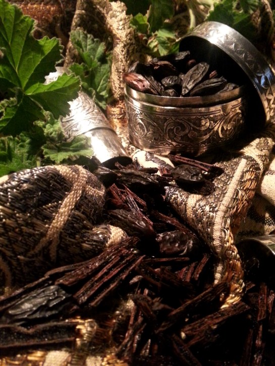 The composition in this photo was inspired by the Ambre 83 base. You can notice Tonka seeds, vanilla pods and geranium leafs. Photo: perfumechemicals.com