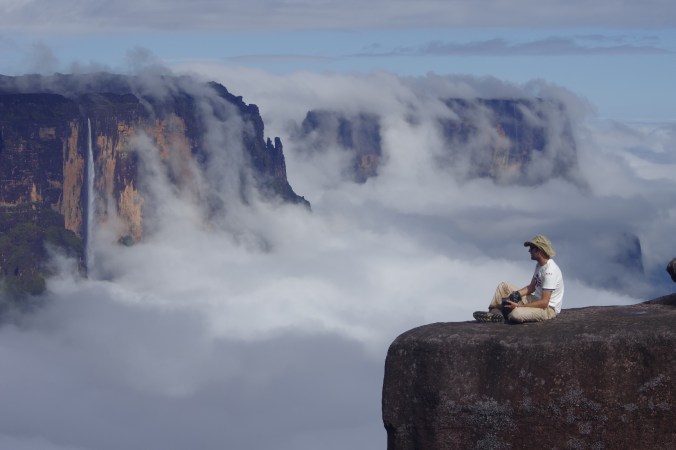 Pareti-e-cascate-tra-il-Roraima-e-il-Kukenan-tepui-Venezuelafoto-di-Vittorio-Crobu-