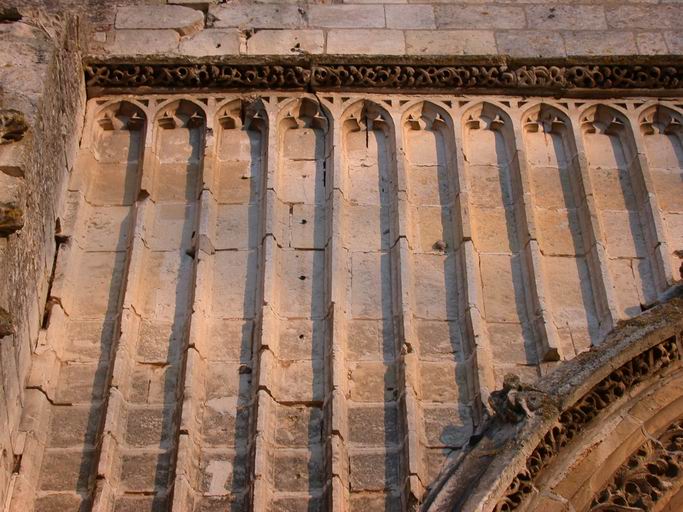 Façade ouest, détail du décor : arcatures aveugles.