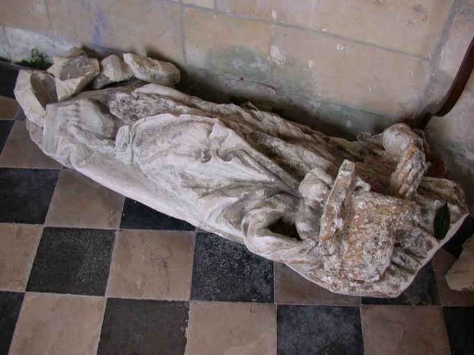 Vestiges des statues en pierre qui étaient dans les niches des contreforts classés (déposées dans le choeur).