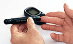Photo: a hand holding a glucose meter and pointing to a finger of the other hand. In the background, a glucose monitor. - SciELO in Perspective | Press Releases Photo: a hand holding a glucose meter and pointing to a finger of the other hand. In the background, a glucose monitor.