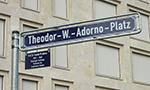 Fotografía del cartel de la calle Theodor-W.-Adorno-Platz en el campus Westend de la Goethe-Universität Frankfurt am Main. - SciELO en Perspectiva | Press Releases Fotografía del cartel de la calle Theodor-W.-Adorno-Platz en el campus Westend de la Goethe-Universität Frankfurt am Main.
