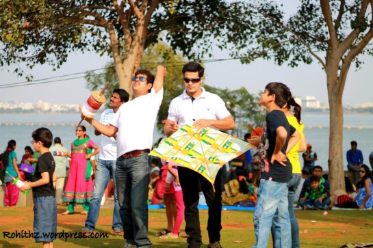 People of all ages were enjoying by flying kites at Necklace road