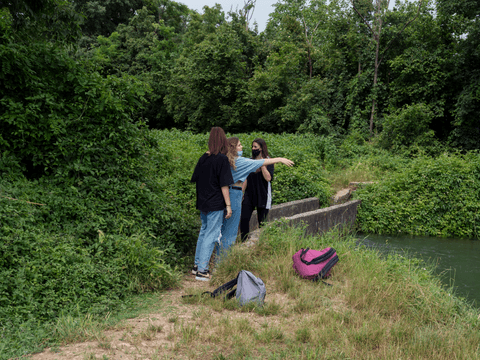 Anna embraces her friends Clarissa and Chiara.