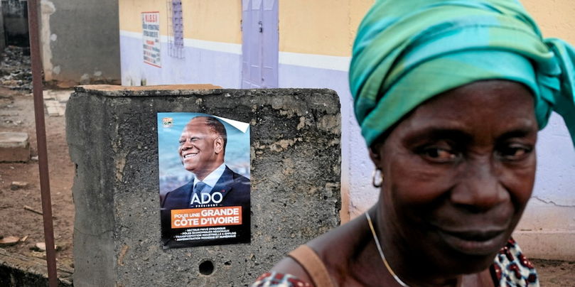 Une affiche de campagne d’Alassane Ouattara dans le cadre de l’élection présidentielle de 2025 en Côte d’Ivoire.
