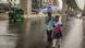 Bangladesch Dhaka | Vater und Tochter unter Regenschirm auf der Straße Bangladesch Dhaka | Vater und Tochter unter Regenschirm auf der Straße