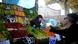 En la imagen se obsera a una joven atendiendo a un cliente en un negocio de verduras. En la imagen se obsera a una joven atendiendo a un cliente en un negocio de verduras.