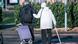 Doi pensionari traversează o stradă mergând la cumpărături - imagine simbol pentru sărăcia la bătrâneţe Doi pensionari traversează o stradă mergând la cumpărături - imagine simbol pentru sărăcia la bătrâneţe