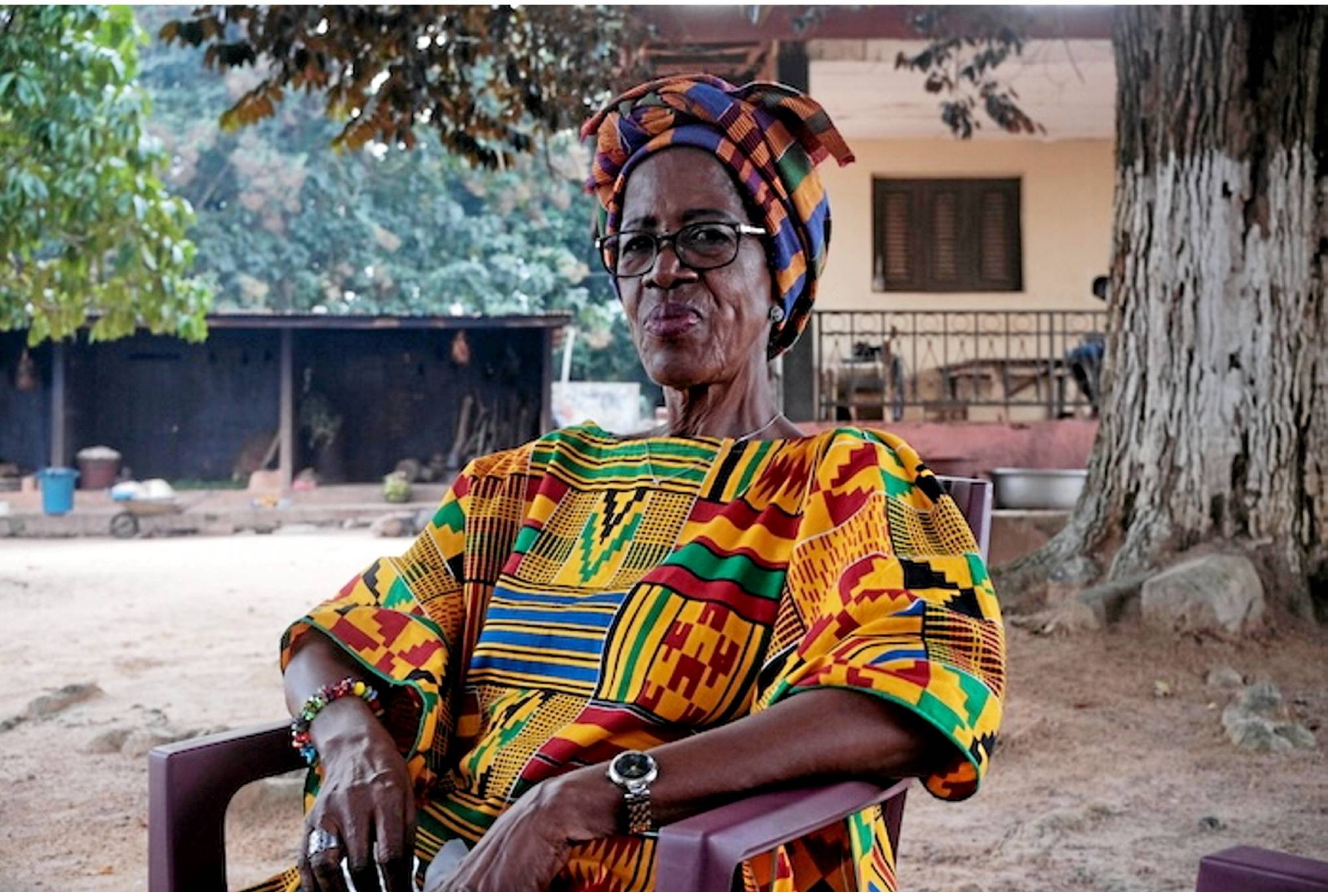 Hélène Assouman dans sa cour familiale. Région du Bélier, Côte d’Ivoire.
© Hadrien Degiorgi