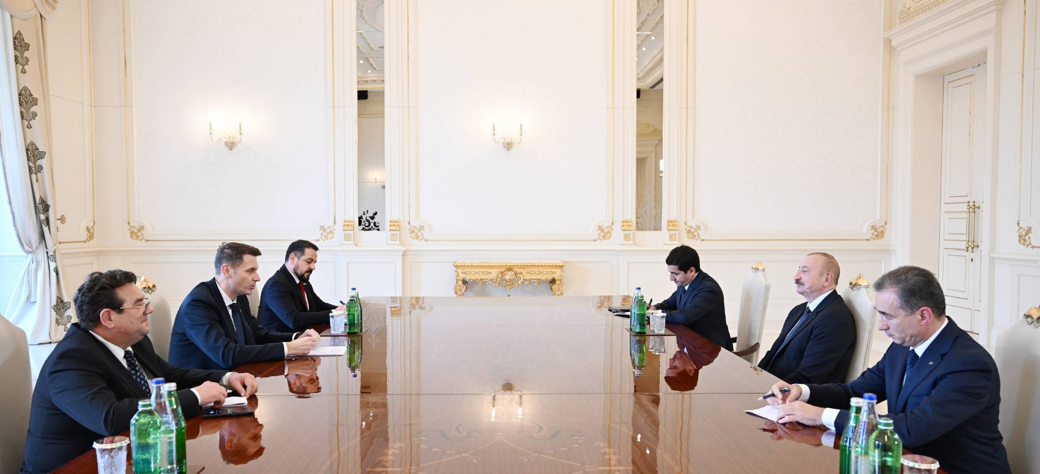 İlham Əliyev Rumıniya Parlamenti Senatının sədrini qəbul edib