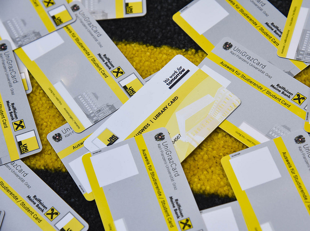 Viele Uni Graz Ausweise, sowie Bibliohtheksausweise, liegen durcheinander auf. ©Uni Graz/Schwarz