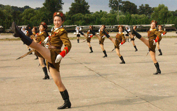 Due to an administrative error, the women's special forces truing was carried out by the Follies Bergere , rather than by the Foreign Legion.
