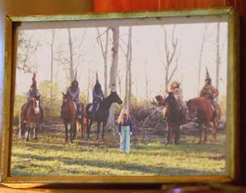 While visiting the house of a woman whose daughter mysteriously disappeared, Cohle notices a framed picture of a young girl surrounded by five masked men.