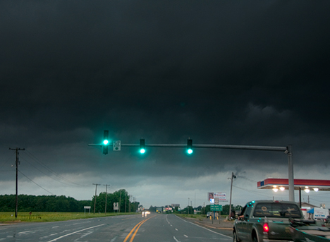 JOE_2833 storm and traffic light