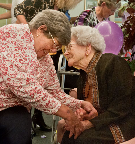_JOE9919 Norma Reeves and Lucille Montgomery enjoy a laugh