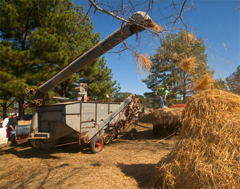 _JOE9500 antique mecormick-deering rice threshing machine