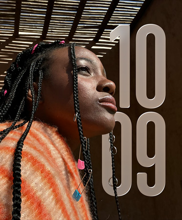 Bal oldalon egy személyről készült fotó, jobb oldalon az időt mutató áttetsző számjegyek egymás alatt, gondosan a személy fotója mögé futtatva. A kép a Fotók számlap képességeit szemlélteti.