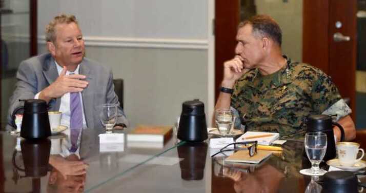 Mike Hammer, Frank Donovan, Cuba, Estados Unidos