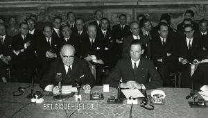 Paul-Henri Spaak e Jean-Charles Snov et d’Oppuers no momento da assinatura do Tratado que instituiu a Comunidade Europeia da Energia Atómica (Euratom), 25 de março de 1957