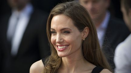 L'actrice am&eacute;ricaine Angelina Jolie arrive &agrave; la premi&egrave;re du film de son compagnon "World War Z", le 2 juin 2013, deux semaines apr&egrave;s avoir annonc&eacute; sa double mastectomie, d&eacute;cid&eacute;e apr&egrave;s une analyse g&eacute;n&eacute;tique. (CARL COURT / AFP)