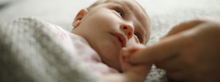 Photo d'un nouveau-né qui tient le doigt de son parent