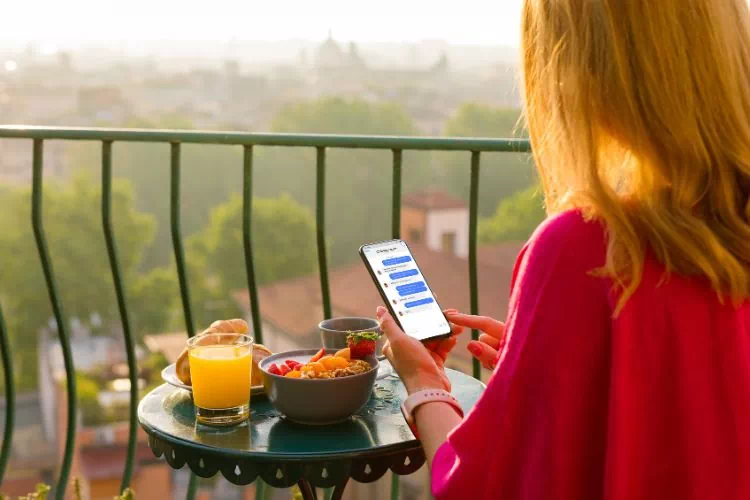 Femme sur son smartphone en train d'échanger sur Messenger