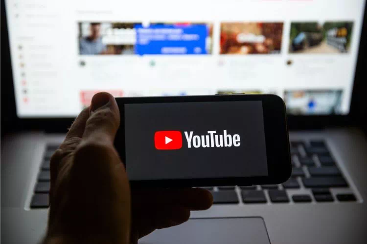 Logo YouTube sur un téléphone