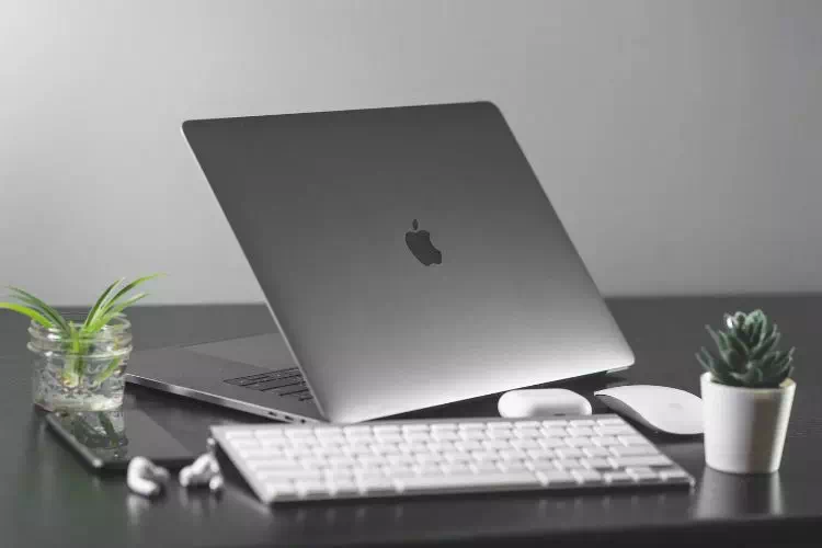Macbook sur une table