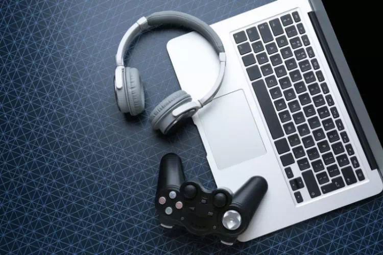 PC Gamer avec casque et manette