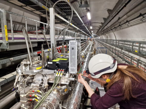 Chiara Maccani, dottoranda al CERN e all'Università di Padova, al lavoro sul rivelatore TWOCRYST nel tunnel dell'LHC ©Sune Jakobsen