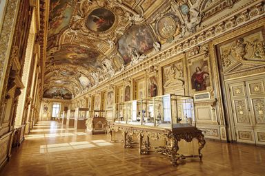 Entrés par la porte-fenêtre située à l’extrémité de la galerie de 80 mètres, les malfaiteurs ont eu le temps de briser deux des trois vitrines blindées abritant les bijoux.