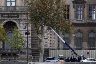 Le monte-charges utilisé par les malfrats pour dérober les bijoux du Louvre, dimanche 19 octobre 2025.