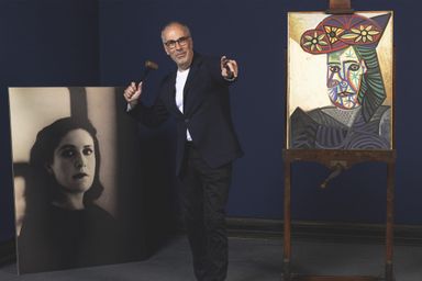 Christophe Lucien, président de la séance de vente à Drouot, entre une photographie de l’artiste surréaliste Dora Maar et le «Buste de femme au chapeau à fleurs », le 20 octobre, à Paris.