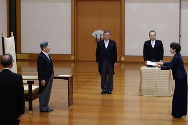 L'empereur Naruhito du Japon lors de la prestation de serment de la nouvelle Première ministre nippone Sanae Takaichi , à Tokyo le 21 octobre 2025