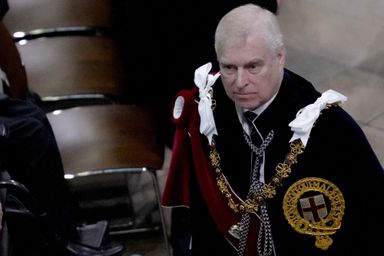 Le prince Andrew dans son habit de chevalier de l'Ordre de la Jarretière, lors du couronnement de Charles III, le 6 mai 2023.