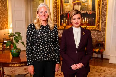 La première dame d'Ukraine, Olena Zelenska, a été accueillie par la princesse héritière Mette-Marit lors d'une visite au palais, à Oslo, en Norvège, le 24 octobre 2025.