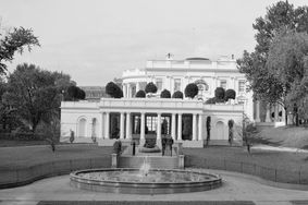 Vue générale de l'aile est de la Maison Blanche à Washington, D.C., États-Unis, 1906.