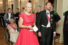 Mette-Marit et Haakon de Norvège lors du dîner du Storting, au palais royal d'Oslo, le 23 octobre 2025.